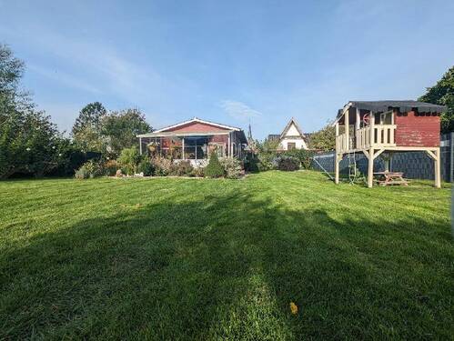 Garten mit Kinderspielhaus - 