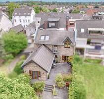 Gebäude-Ensemble mit drei Haustüren - Bonn Geislar