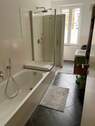Bad mit Badewanne und Dusche - 