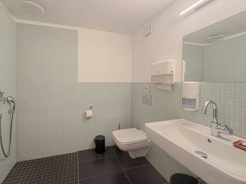 Hauptbad - 5 Zimmer Büro in Berlin