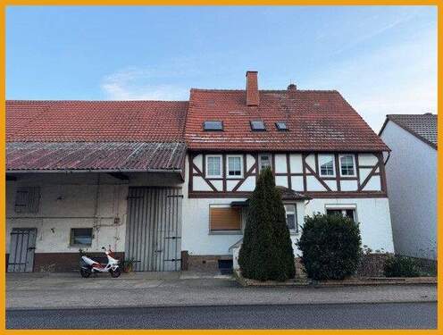 Blick auf das Haus - 5 Zimmer Mehrfamilienhaus, Wohnhaus zum Kaufen in Willingshausen / Wasenberg