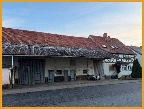 Blick auf die Scheune - Mehrfamilienhaus, Wohnhaus mit 210,00 m&sup2; in Willingshausen / Wasenberg zum Kaufen