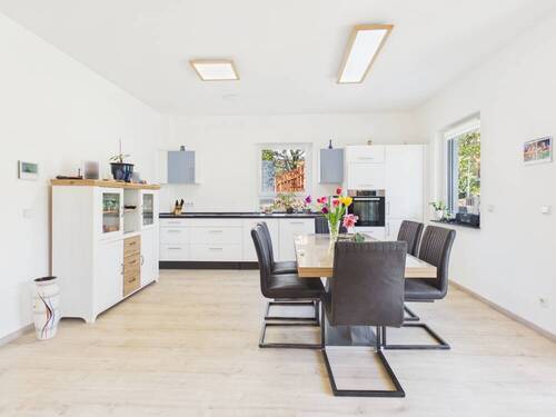 Küche mit Essbereich im Erdgeschoss - 6 Zimmer Mehrfamilienhaus, Wohnhaus in Illingen / Hüttigweiler