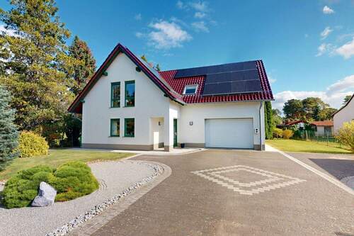 Vorderansicht mit Hof (Westen) - 