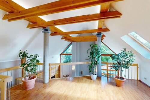 Wohnzimmer oben mit Galerie - 