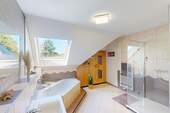 Bad mit Sauna im Obergeschoss - 