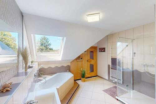 Bad mit Sauna im Obergeschoss - 