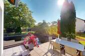 Terrasse mit Teich - 