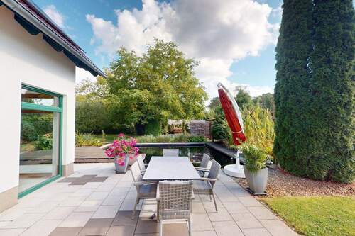Terrasse mit Teich - 