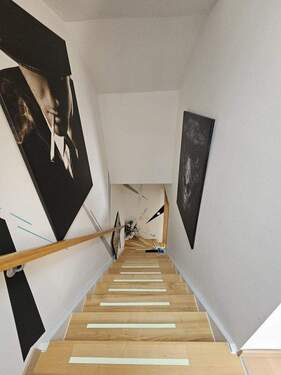 Treppe - Doppelhaushälfte mit 170,00 m&sup2; in Dresden zum Kaufen