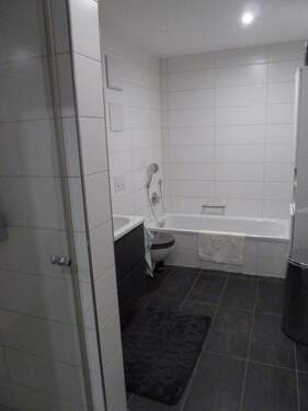 Bad mit Dusche und Badewanne.JPG - 2 Zimmer Etagenwohnung in Kempten (Allgäu)