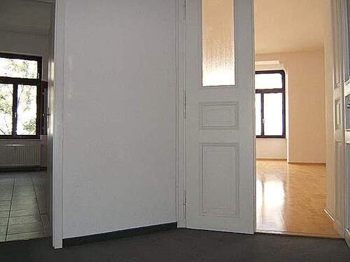 Flur mit Blick in Küche und Wohnzimmer.jpg - Etagenwohnung mit 81,00 m&sup2; in Leipzig zur Miete