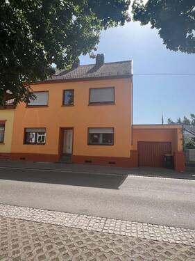Bild 1 - Teilvermietetes 2-Familienhaus mit Ausbaupotential in Randlage von NeunkirchenSaar zu verkaufen