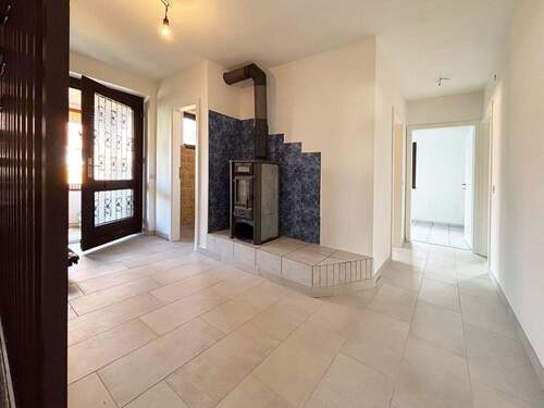 Kamin im Eingangsbereich - 5 Zimmer Doppelhaushälfte in Wunstorf