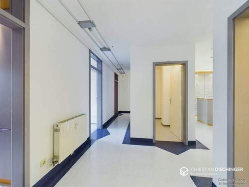 Flur - Vielseitig nutzbare Praxisfläche mit 9 Zimmern - teilmöbliert und bezugsbereit