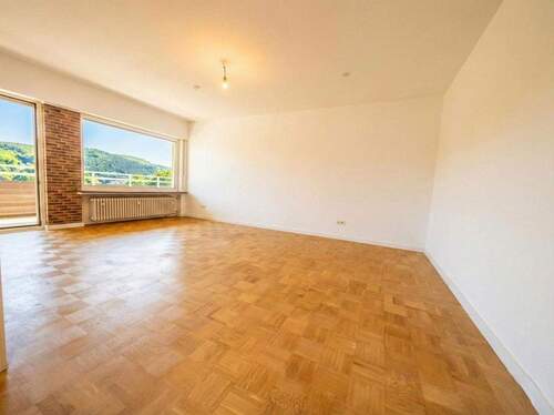 Wohnzimmer mit Balkonzugang - 3 Zimmer Etagenwohnung in Werdohl