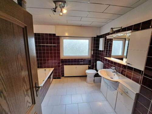 Badezimmer mit Badewanne - 