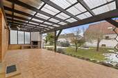 Große, überdachte Terrasse - 