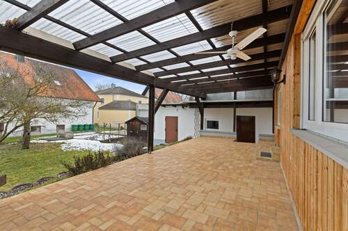 Große, überdachte Terrasse - 