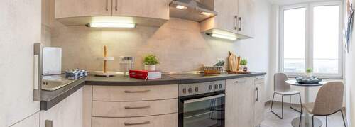 Beispiel einer Küche mit Einbauküche und Essbereich - 2 Zimmer Etagenwohnung in Frankfurt am Main