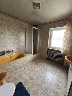 Bad mit Wanne u. Dusche - 