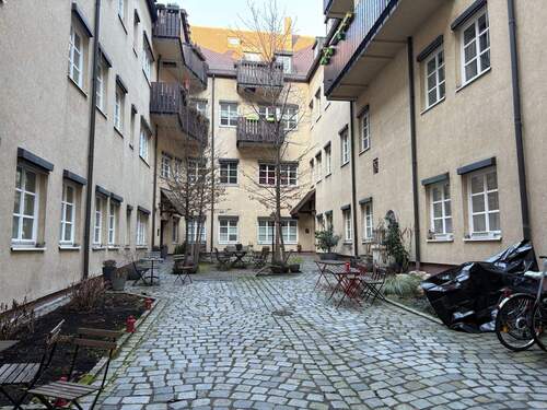 Innenhof - Große und ruhig gelegene 1-Zimmer-Wohnung mit Balkon und Einbauküche - Nürnberg Altstadt St. Sebald
