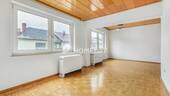 Wohnzimmer 1 - 3-Zimmer-Wohnung in zentraler Lage - Balkon, neues Parkett & sofort bezugsfrei