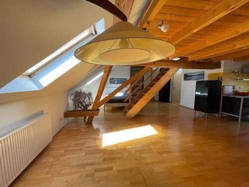 Treppe zum Schlafbereich rechts Küche.jpg - 