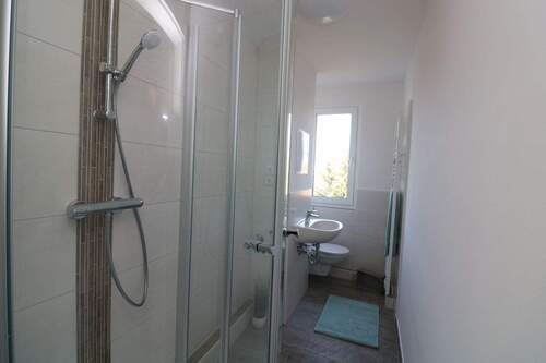 Beispiel Bad mit Dusche - Etagenwohnung mit 56,20 m&sup2; in Freiberg zur Miete