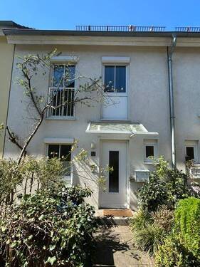vordere Hausansicht - Doppelhaushälfte in ruhiger Wohngegend mit Garten, Garage und Stellplatz