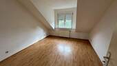 Beispielbild: Wohnzimmer mit PVC-Bodenbelag in Holzoptik - 2 Zimmer Etagenwohnung zur Miete in Bad Vilbel