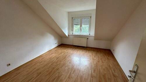Beispielbild: Wohnzimmer mit PVC-Bodenbelag in Holzoptik - 2 Zimmer Etagenwohnung zur Miete in Bad Vilbel