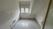 Beispielbild: Küche mit weißen Wand- und Bodenfliesen - 2 Zimmer Etagenwohnung in Bad Vilbel