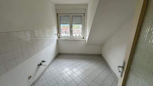 Beispielbild: Küche mit weißen Wand- und Bodenfliesen - 2 Zimmer Etagenwohnung in Bad Vilbel