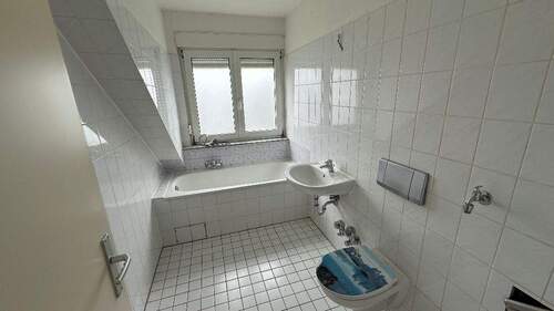 Beispielbild: Tageslichtbad mit weißen Wand- und Bodenfliesen - Etagenwohnung mit 44,00 m² in Bad Vilbel zur Miete