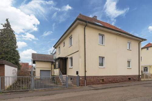 Straßenansicht - Viel Platz für Familie & Ideen - Doppelhaushälfte mit Wintergarten und Nebengebäude im OT Stein!