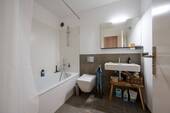 Modernes Bad mit Badewanne - 