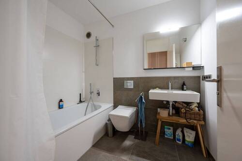 Modernes Bad mit Badewanne - 
