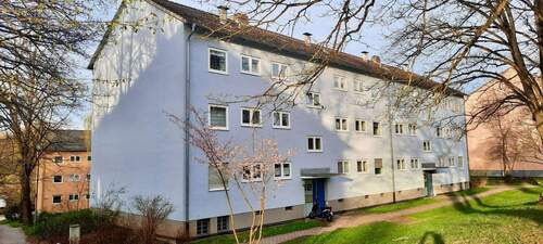 Solinger Straße 10 - Ansicht Vordereingang im Grünen - 3 Zimmer Etagenwohnung zur Miete in Korbach