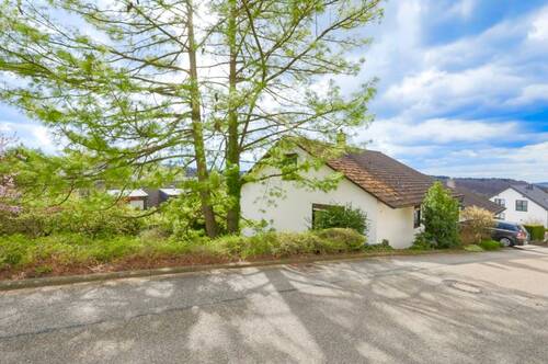 Straßenansicht - Familienfreundliches Zuhause mit tollem Ausblick, Stellplatz, Balkon und Terrasse!