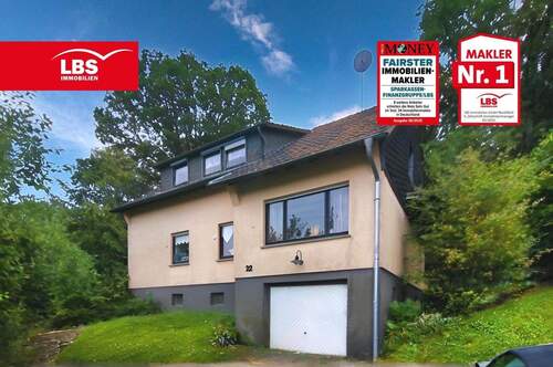 Garagenzufahrt - Charmantes Zweifamilienhaus mit großem Potenzial in guter Lage von Windeck