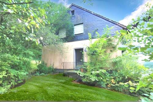 Hauseingang - 6 Zimmer Mehrfamilienhaus, Wohnhaus in Windeck