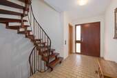 Treppenhaus und Eingangsbereich EG - 