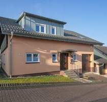 Viel Platz für Generationen - gepflegtes Zweifamilienhaus mit Einliegerwohnung, Garten und zwei Garagen - Remchingen / Wilferdingen