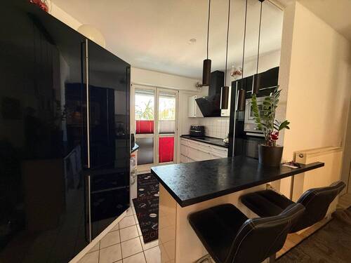 Küche mit Tresen - Etagenwohnung mit 66,80 m&sup2; in Gotha zum Kaufen