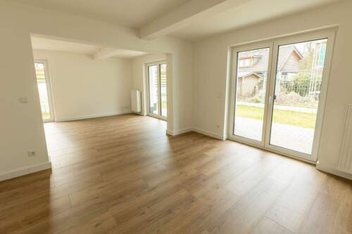 Wohn/- Essbereich - Helle Doppelhaushälfte in Hamburg-Rissen – Erstbezug nach Sanierung mit Garten & Terrasse