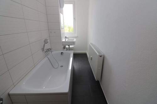 Beispiel Bad mit Wanne - 2 Zimmer Etagenwohnung zur Miete in Freiberg