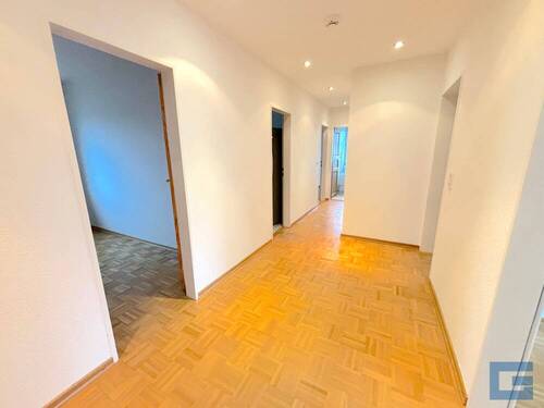 Flur - Charmantes Zuhause mit Balkon und eigener Garage! - Schönkirchen