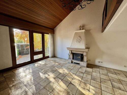 Wohnzimmer m. Kamin - Einfamilienhaus mit 181,90 m&sup2; in Kaiserslautern zum Kaufen