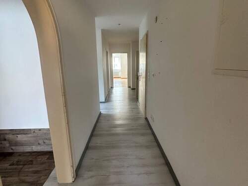 Flur - Etagenwohnung mit 107,00 m&sup2; in Donauwörth zur Miete